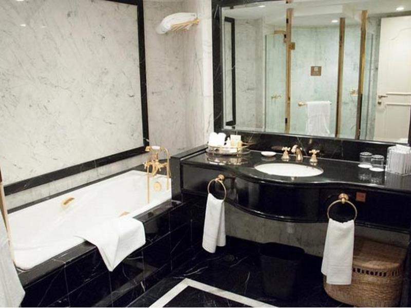 澳门置地广场酒店 外观 照片 A bathroom in a hotel