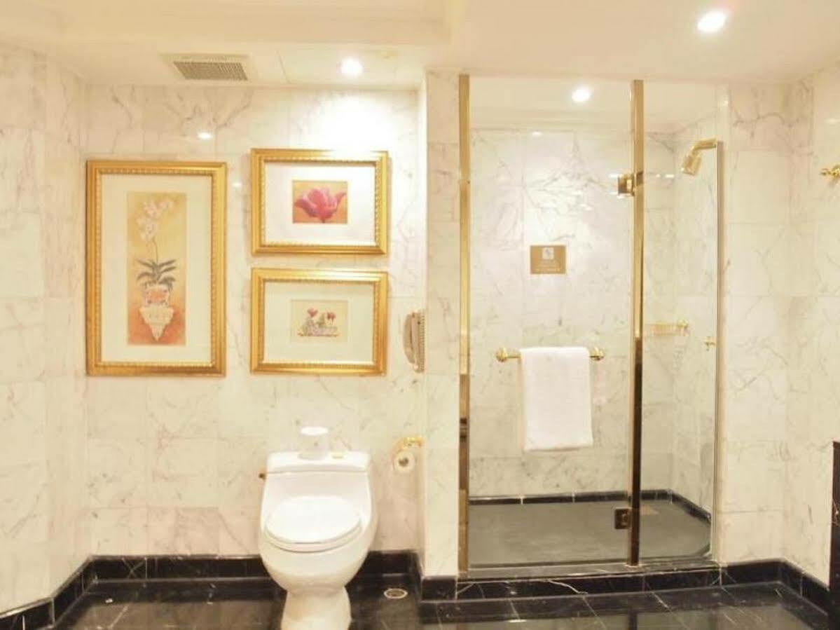 澳门置地广场酒店 外观 照片 A bathroom in a hotel